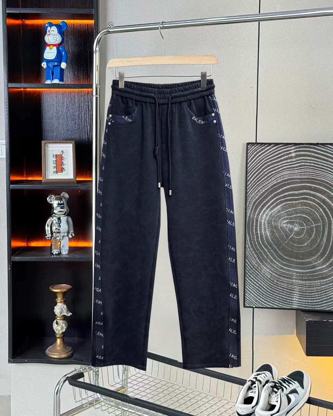 Balenciaga 🆕2026 Autumn and Winter New Arrival Casual Pants! The official website will be released simultaneously. Brand Classic LOGO casual pants, customized fabrics, excellent comfort and strong touch. Highly recognisable, perfect appearance and craftsmanship. Size:M-3XL